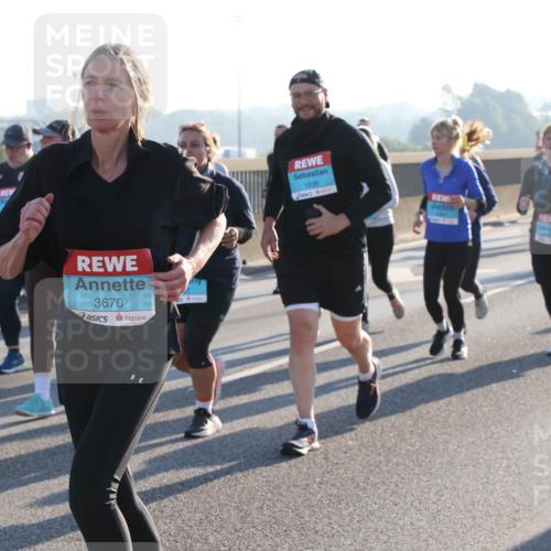 03.10.2025 - Köhlbrandbrückenlauf Lena Gebhardt http://msf.ph/oto/9045552 03.10.2025 09:27:47 Position 1 3670, 1606 meine-sportfotos.de