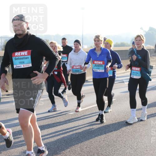 03.10.2025 - Köhlbrandbrückenlauf Lena Gebhardt http://msf.ph/oto/9045570 03.10.2025 09:27:48 Position 1 1606, 1497, 3746, 3367, 3739, 2457 meine-sportfotos.de