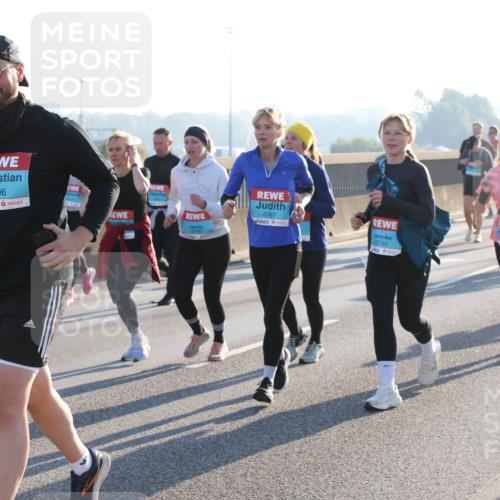 03.10.2025 - Köhlbrandbrückenlauf Lena Gebhardt http://msf.ph/oto/9045577 03.10.2025 09:27:49 Position 1 1606, 3367, 3739, 2457 meine-sportfotos.de