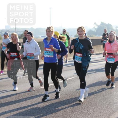 03.10.2025 - Köhlbrandbrückenlauf Lena Gebhardt http://msf.ph/oto/9045582 03.10.2025 09:27:49 Position 1 2343, 3746, 3367, 3739, 2457 meine-sportfotos.de