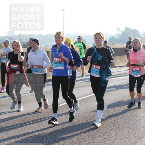 03.10.2025 - Köhlbrandbrückenlauf Lena Gebhardt http://msf.ph/oto/9045588 03.10.2025 09:27:49 Position 1 3746, 3367, 3739, 2457 meine-sportfotos.de