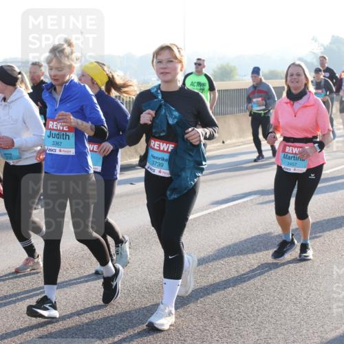 03.10.2025 - Köhlbrandbrückenlauf Lena Gebhardt http://msf.ph/oto/9045615 03.10.2025 09:27:50 Position 1 3746, 3367, 3739, 2457 meine-sportfotos.de