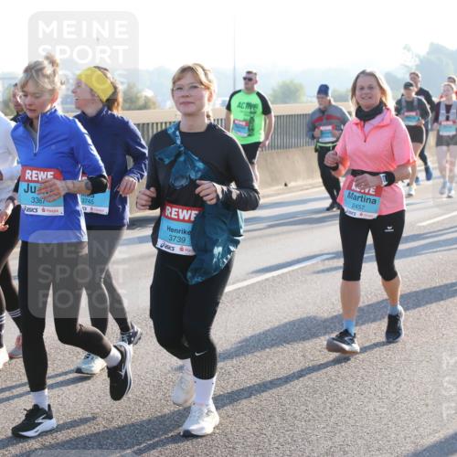 03.10.2025 - Köhlbrandbrückenlauf Lena Gebhardt http://msf.ph/oto/9045624 03.10.2025 09:27:50 Position 1 3746, 3367, 3745, 3739, 2457 meine-sportfotos.de