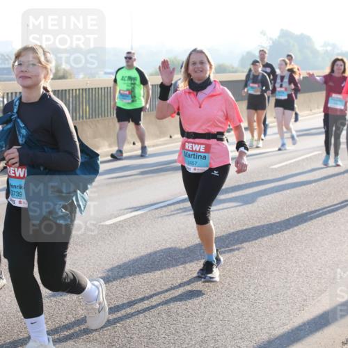 03.10.2025 - Köhlbrandbrückenlauf Lena Gebhardt http://msf.ph/oto/9045629 03.10.2025 09:27:50 Position 1 367, 3745, 3739, 2457 meine-sportfotos.de