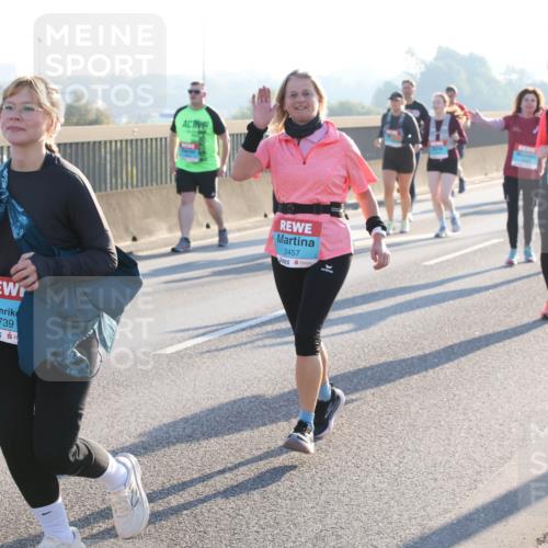 03.10.2025 - Köhlbrandbrückenlauf Lena Gebhardt http://msf.ph/oto/9045631 03.10.2025 09:27:50 Position 1 0, 3745, 3739, 2457 meine-sportfotos.de