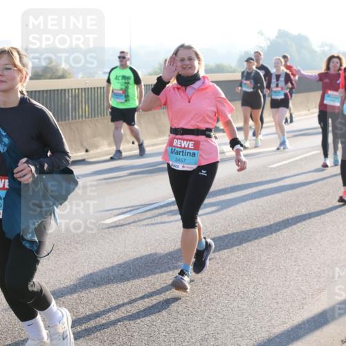 03.10.2025 - Köhlbrandbrückenlauf Lena Gebhardt http://msf.ph/oto/9045634 03.10.2025 09:27:50 Position 1 3739, 2457 meine-sportfotos.de