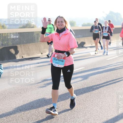 03.10.2025 - Köhlbrandbrückenlauf Lena Gebhardt http://msf.ph/oto/9045644 03.10.2025 09:27:50 Position 1 3739, 2457 meine-sportfotos.de