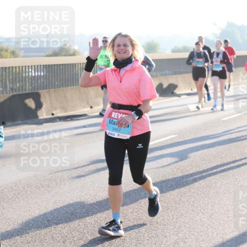 03.10.2025 - Köhlbrandbrückenlauf Lena Gebhardt http://msf.ph/oto/9045646 03.10.2025 09:27:50 Position 1 39, 2457 meine-sportfotos.de