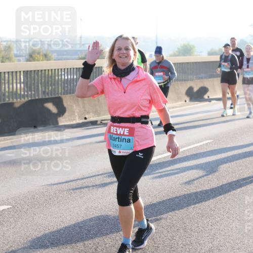 03.10.2025 - Köhlbrandbrückenlauf Lena Gebhardt http://msf.ph/oto/9045649 03.10.2025 09:27:51 Position 1 2457, 3199 meine-sportfotos.de