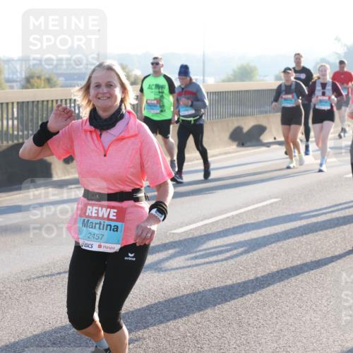 03.10.2025 - Köhlbrandbrückenlauf Lena Gebhardt http://msf.ph/oto/9045660 03.10.2025 09:27:51 Position 1 2457 meine-sportfotos.de