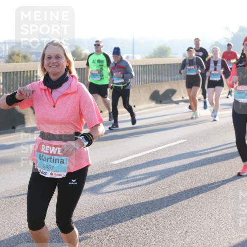 03.10.2025 - Köhlbrandbrückenlauf Lena Gebhardt http://msf.ph/oto/9045665 03.10.2025 09:27:51 Position 1 2457, 3199 meine-sportfotos.de