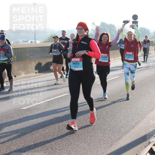 03.10.2025 - Köhlbrandbrückenlauf Lena Gebhardt http://msf.ph/oto/9045677 03.10.2025 09:27:52 Position 1 3199, 2554, 2533 meine-sportfotos.de