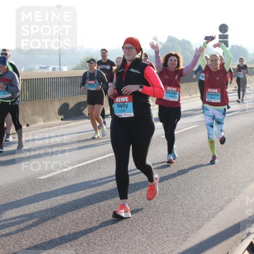 03.10.2025 - Köhlbrandbrückenlauf Lena Gebhardt http://msf.ph/oto/9045680 03.10.2025 09:27:52 Position 1 3199, 2533 meine-sportfotos.de