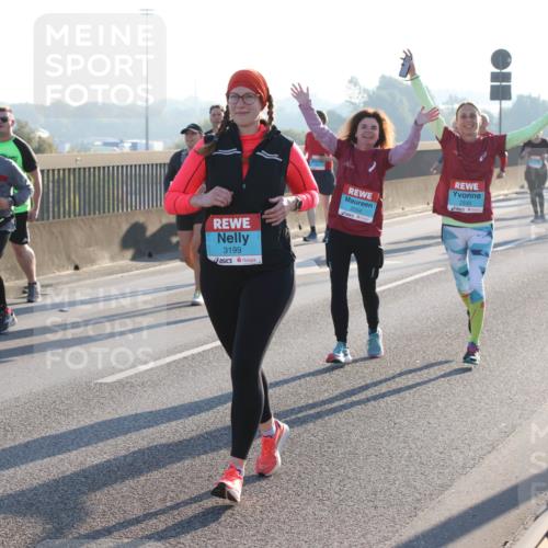 03.10.2025 - Köhlbrandbrückenlauf Lena Gebhardt http://msf.ph/oto/9045683 03.10.2025 09:27:52 Position 1 3199, 2554, 2533 meine-sportfotos.de