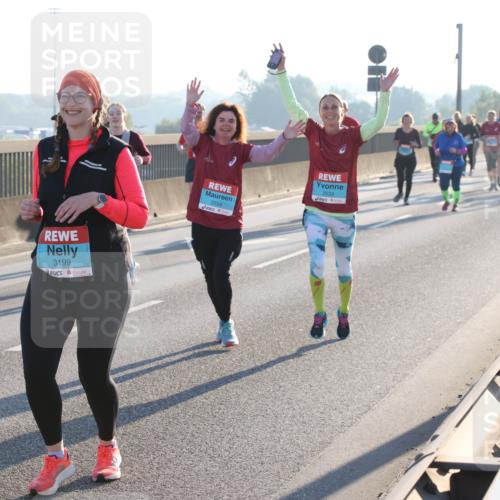 03.10.2025 - Köhlbrandbrückenlauf Lena Gebhardt http://msf.ph/oto/9045692 03.10.2025 09:27:52 Position 1 4, 3199, 2554, 2533 meine-sportfotos.de