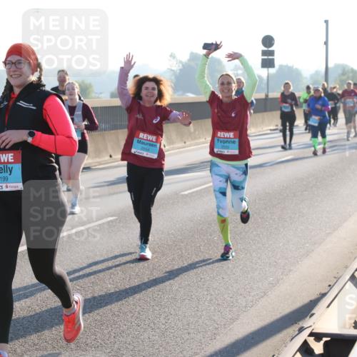 03.10.2025 - Köhlbrandbrückenlauf Lena Gebhardt http://msf.ph/oto/9045704 03.10.2025 09:27:52 Position 1 3199, 2533, 2554 meine-sportfotos.de