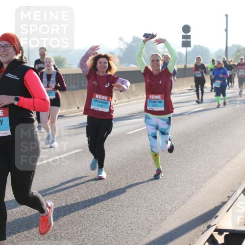 03.10.2025 - Köhlbrandbrückenlauf Lena Gebhardt http://msf.ph/oto/9045710 03.10.2025 09:27:53 Position 1 3199, 2554, 2533 meine-sportfotos.de