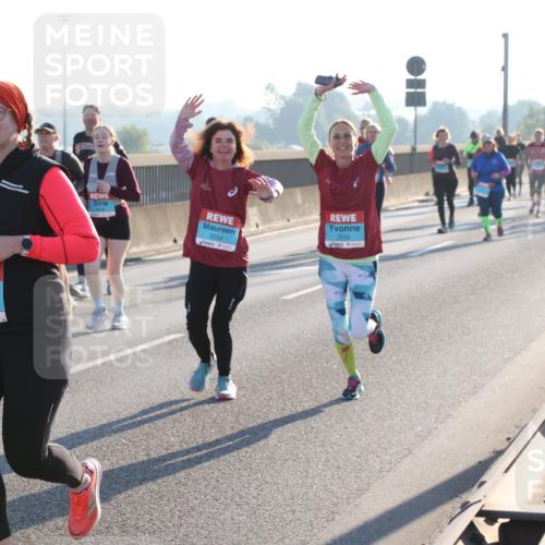 03.10.2025 - Köhlbrandbrückenlauf Lena Gebhardt http://msf.ph/oto/9045716 03.10.2025 09:27:53 Position 1 3199, 2554, 2533 meine-sportfotos.de