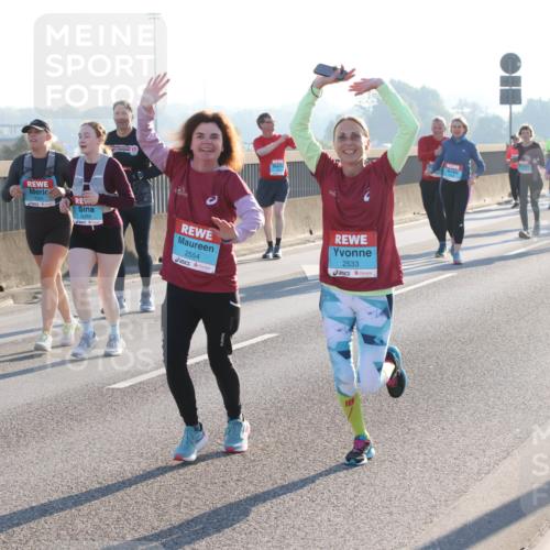 03.10.2025 - Köhlbrandbrückenlauf Lena Gebhardt http://msf.ph/oto/9045753 03.10.2025 09:27:53 Position 1 2554, 2533 meine-sportfotos.de