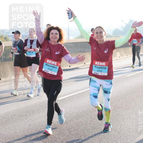 03.10.2025 - Köhlbrandbrückenlauf Lena Gebhardt http://msf.ph/oto/9045772 03.10.2025 09:27:54 Position 1 3389, 2554, 2533 meine-sportfotos.de