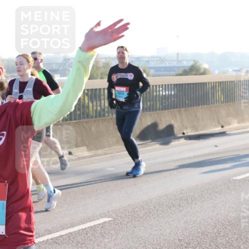 03.10.2025 - Köhlbrandbrückenlauf Lena Gebhardt http://msf.ph/oto/9045856 03.10.2025 09:27:55 Position 1 2533 meine-sportfotos.de