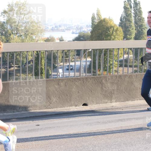 03.10.2025 - Köhlbrandbrückenlauf Lena Gebhardt http://msf.ph/oto/9045914 03.10.2025 09:27:57 Position 1  meine-sportfotos.de