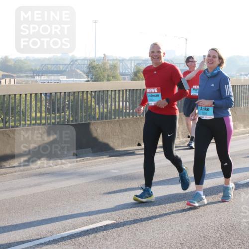 03.10.2025 - Köhlbrandbrückenlauf Lena Gebhardt http://msf.ph/oto/9045942 03.10.2025 09:27:58 Position 1 2321, 2258 meine-sportfotos.de