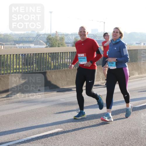 03.10.2025 - Köhlbrandbrückenlauf Lena Gebhardt http://msf.ph/oto/9045945 03.10.2025 09:27:58 Position 1 2321, 2258 meine-sportfotos.de