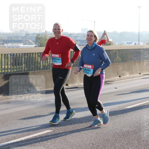 03.10.2025 - Köhlbrandbrückenlauf Lena Gebhardt http://msf.ph/oto/9045952 03.10.2025 09:27:59 Position 1 2321, 2258, 3814 meine-sportfotos.de