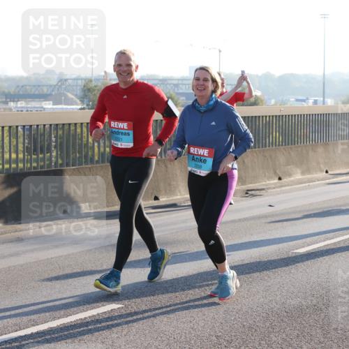 03.10.2025 - Köhlbrandbrückenlauf Lena Gebhardt http://msf.ph/oto/9045956 03.10.2025 09:27:59 Position 1 2321, 2258, 3814 meine-sportfotos.de