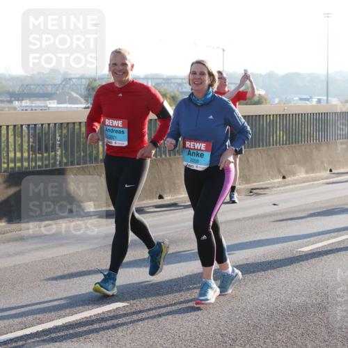 03.10.2025 - Köhlbrandbrückenlauf Lena Gebhardt http://msf.ph/oto/9045960 03.10.2025 09:27:59 Position 1 2321, 2258, 3814 meine-sportfotos.de