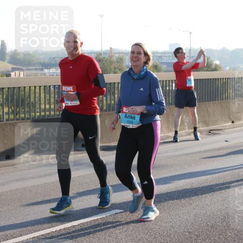 03.10.2025 - Köhlbrandbrückenlauf Lena Gebhardt http://msf.ph/oto/9045964 03.10.2025 09:27:59 Position 1 2258 meine-sportfotos.de