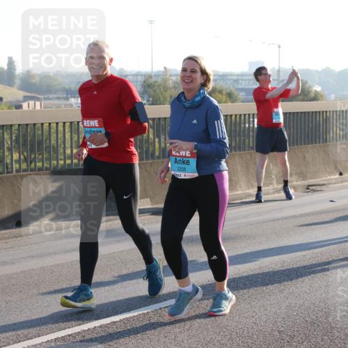 03.10.2025 - Köhlbrandbrückenlauf Lena Gebhardt http://msf.ph/oto/9045968 03.10.2025 09:27:59 Position 1 2258 meine-sportfotos.de