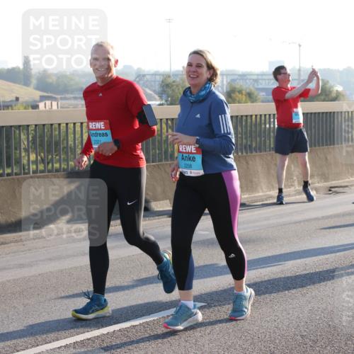 03.10.2025 - Köhlbrandbrückenlauf Lena Gebhardt http://msf.ph/oto/9045970 03.10.2025 09:27:59 Position 1 2321, 2258 meine-sportfotos.de