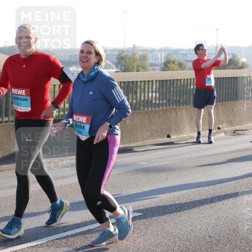 03.10.2025 - Köhlbrandbrückenlauf Lena Gebhardt http://msf.ph/oto/9045981 03.10.2025 09:27:59 Position 1 2321, 2258, 3814 meine-sportfotos.de