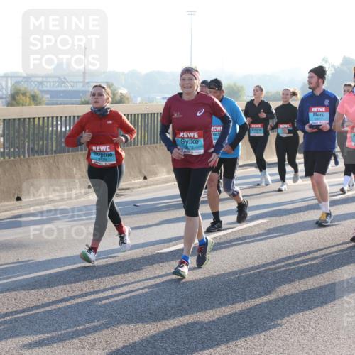 03.10.2025 - Köhlbrandbrückenlauf Lena Gebhardt http://msf.ph/oto/9046052 03.10.2025 09:28:02 Position 1 3479, 478, 2371, 2612 meine-sportfotos.de