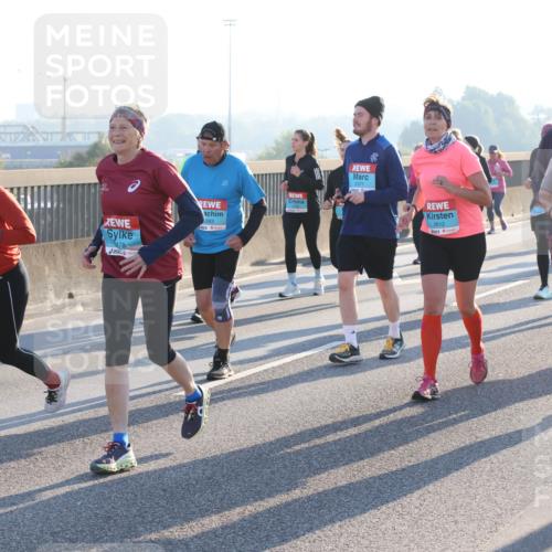 03.10.2025 - Köhlbrandbrückenlauf Lena Gebhardt http://msf.ph/oto/9046069 03.10.2025 09:28:02 Position 1 478, 2371, 393, 2612, 2613 meine-sportfotos.de