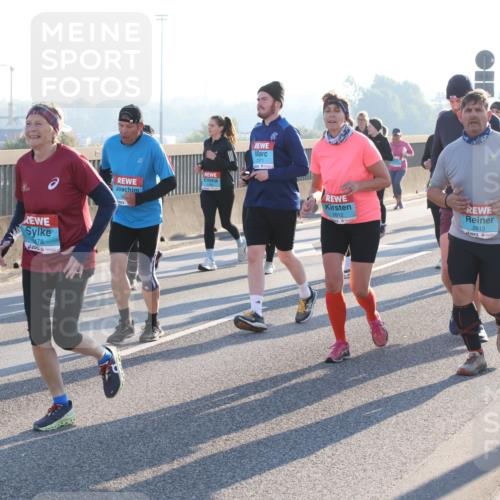 03.10.2025 - Köhlbrandbrückenlauf Lena Gebhardt http://msf.ph/oto/9046079 03.10.2025 09:28:02 Position 1 479, 478, 2371, 2612, 2613 meine-sportfotos.de