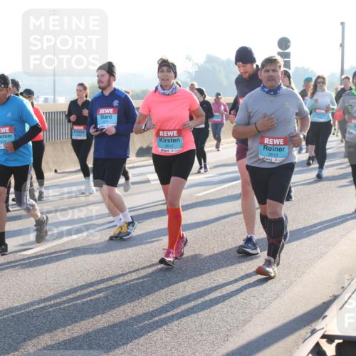 03.10.2025 - Köhlbrandbrückenlauf Lena Gebhardt http://msf.ph/oto/9046083 03.10.2025 09:28:03 Position 1 478, 2371, 3393, 2612, 2613 meine-sportfotos.de
