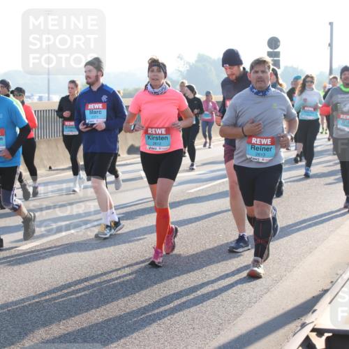 03.10.2025 - Köhlbrandbrückenlauf Lena Gebhardt http://msf.ph/oto/9046087 03.10.2025 09:28:03 Position 1 478, 3393, 2371, 2612, 2613 meine-sportfotos.de