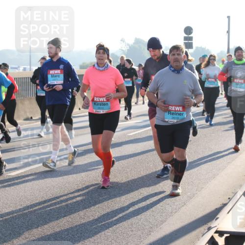 03.10.2025 - Köhlbrandbrückenlauf Lena Gebhardt http://msf.ph/oto/9046094 03.10.2025 09:28:03 Position 1 3393, 2371, 2612, 2613 meine-sportfotos.de