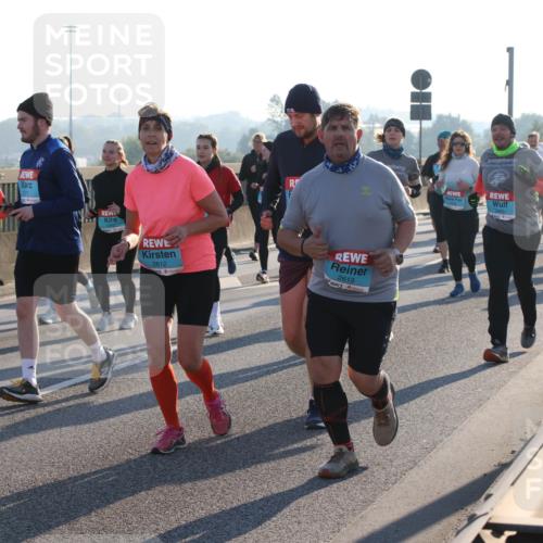 03.10.2025 - Köhlbrandbrückenlauf Lena Gebhardt http://msf.ph/oto/9046096 03.10.2025 09:28:03 Position 1 3393, 2612, 2613 meine-sportfotos.de