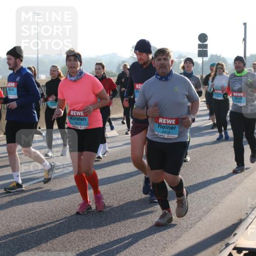03.10.2025 - Köhlbrandbrückenlauf Lena Gebhardt http://msf.ph/oto/9046101 03.10.2025 09:28:03 Position 1 2612, 2613 meine-sportfotos.de