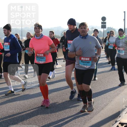 03.10.2025 - Köhlbrandbrückenlauf Lena Gebhardt http://msf.ph/oto/9046102 03.10.2025 09:28:03 Position 1 2371, 50, 2612, 23, 2613 meine-sportfotos.de