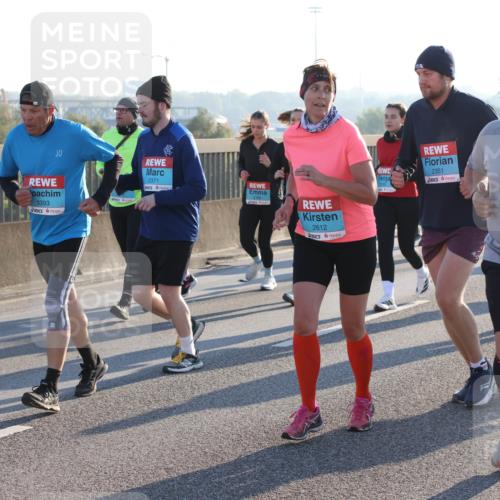 03.10.2025 - Köhlbrandbrückenlauf Lena Gebhardt http://msf.ph/oto/9046111 03.10.2025 09:28:04 Position 1 3393, 2371, 2612, 2351, 2613 meine-sportfotos.de