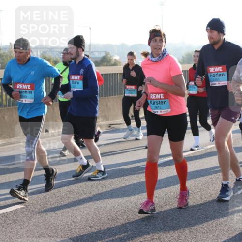 03.10.2025 - Köhlbrandbrückenlauf Lena Gebhardt http://msf.ph/oto/9046115 03.10.2025 09:28:04 Position 1 2371, 2166, 3393, 2612, 2351, 2613 meine-sportfotos.de