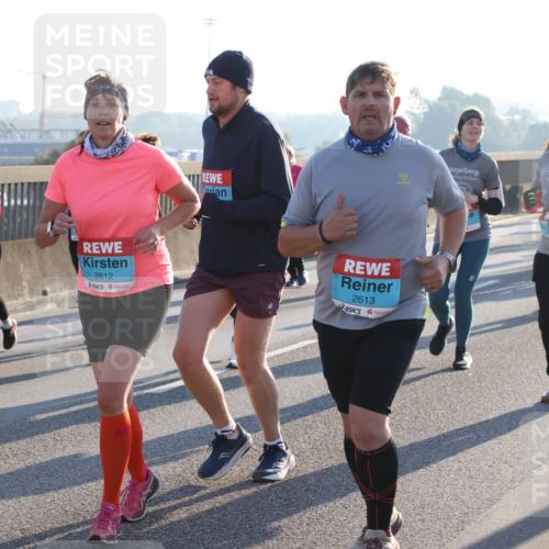 03.10.2025 - Köhlbrandbrückenlauf Lena Gebhardt http://msf.ph/oto/9046123 03.10.2025 09:28:04 Position 1 71, 2612, 2613 meine-sportfotos.de
