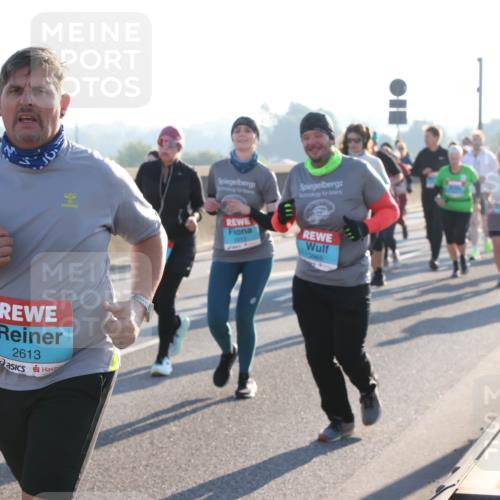 03.10.2025 - Köhlbrandbrückenlauf Lena Gebhardt http://msf.ph/oto/9046146 03.10.2025 09:28:05 Position 1 2613, 2965 meine-sportfotos.de