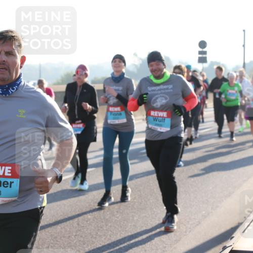 03.10.2025 - Köhlbrandbrückenlauf Lena Gebhardt http://msf.ph/oto/9046155 03.10.2025 09:28:05 Position 1 2613 meine-sportfotos.de