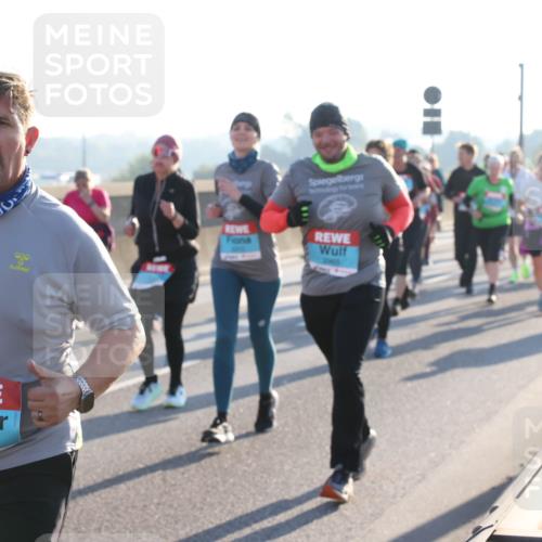 03.10.2025 - Köhlbrandbrückenlauf Lena Gebhardt http://msf.ph/oto/9046157 03.10.2025 09:28:05 Position 1 2613 meine-sportfotos.de